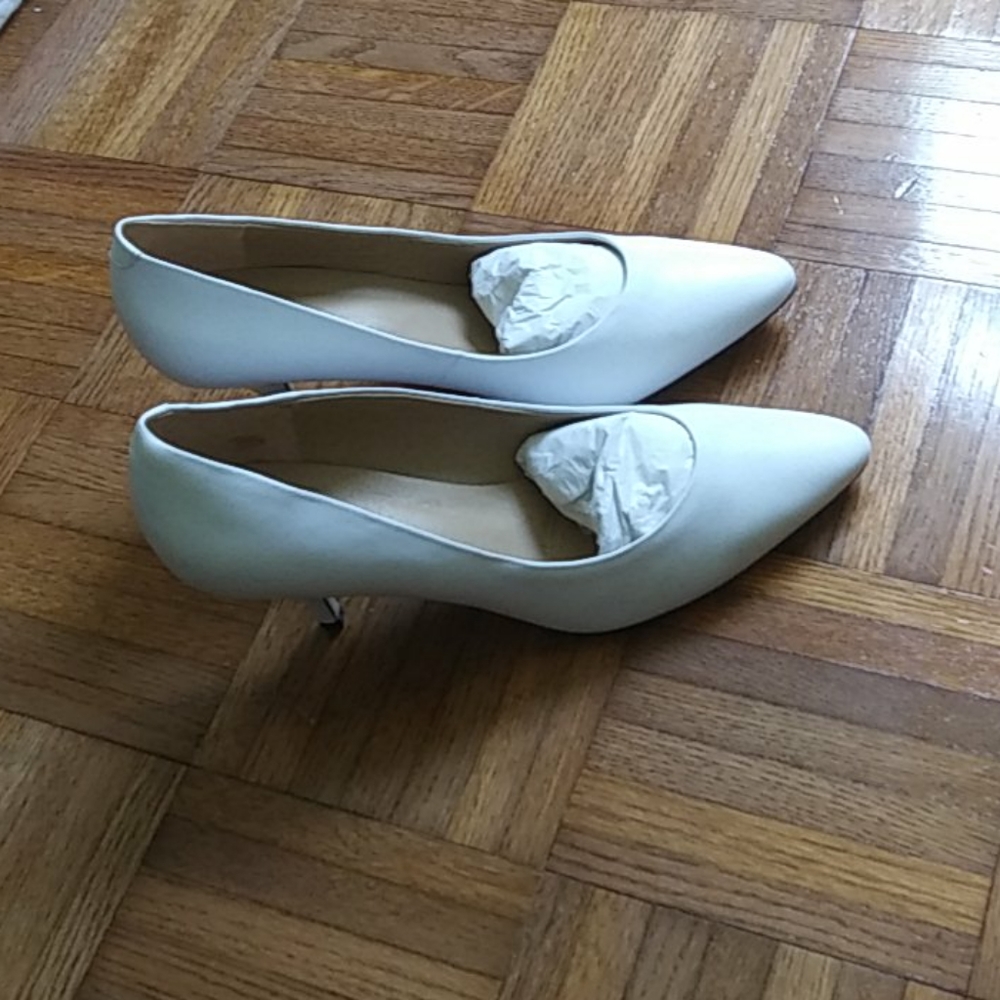 Vaneli genuine leather white pumps